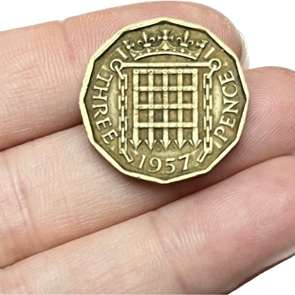 🎈$5 add on - 1957 THREE PENCE - Elizabeth II - Picture 1 of 5